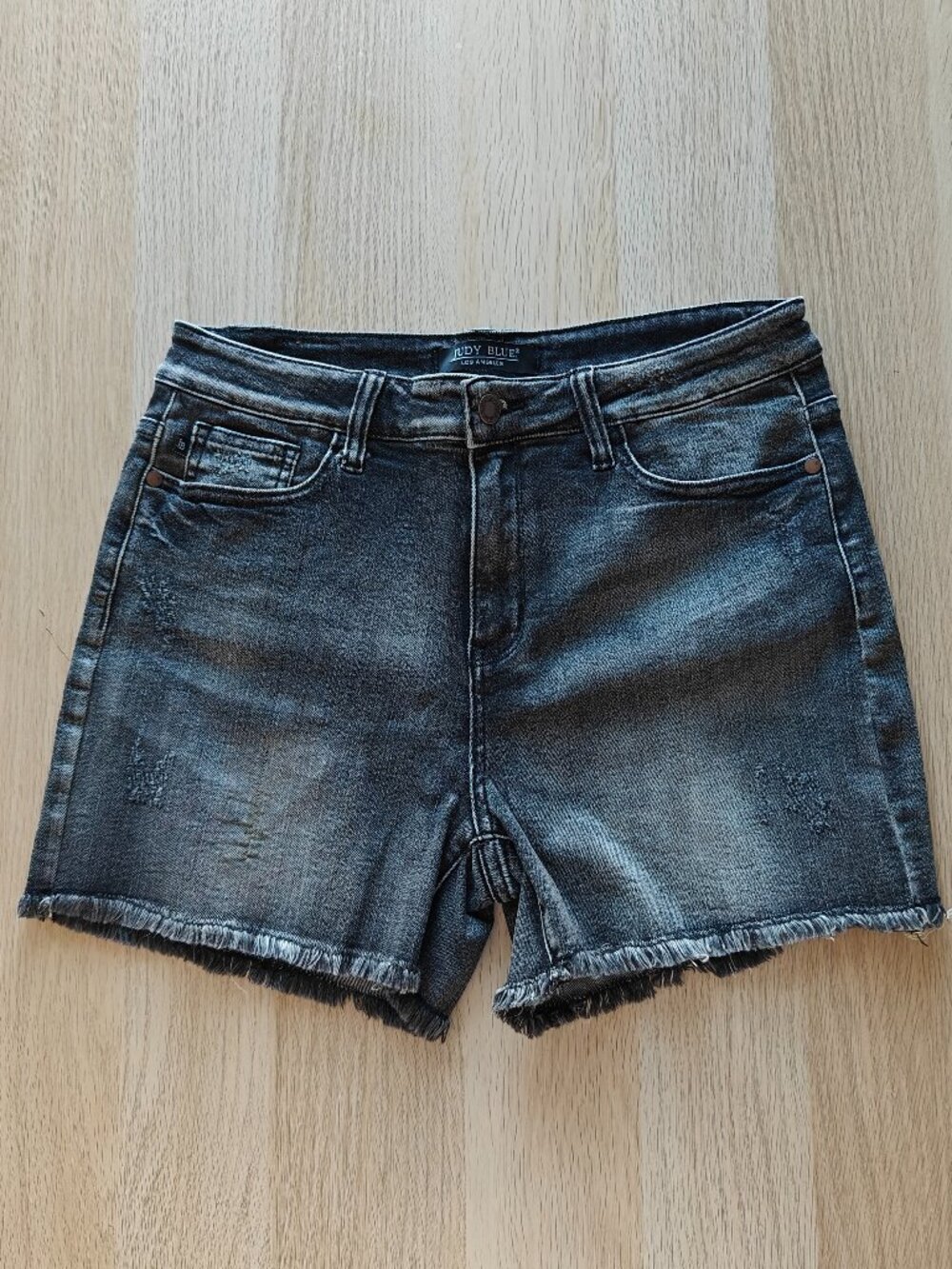 JUDY BLUE MID-RISE DENIM SHORTS (SIZE LARGE)